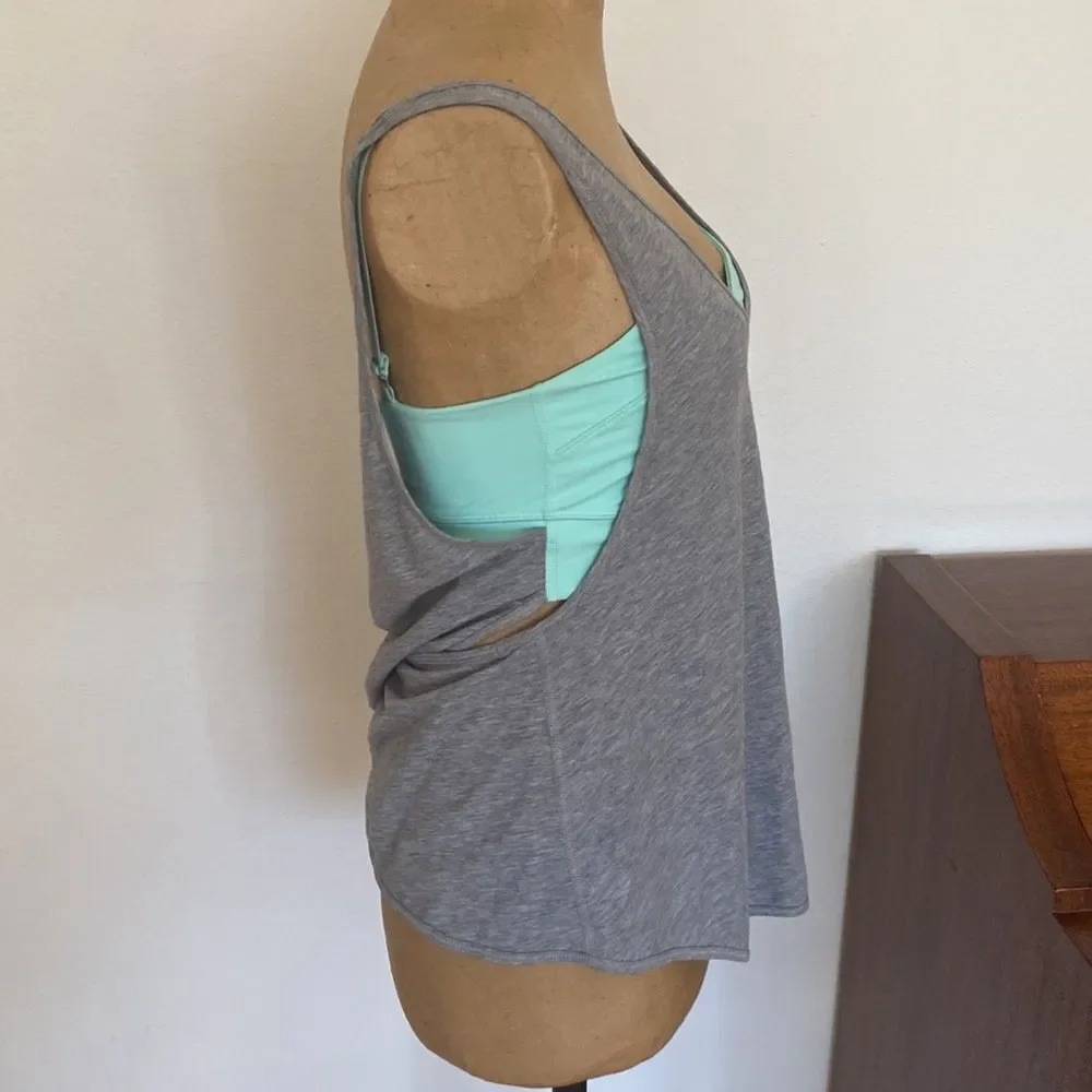 Lululemon sz 4 Twist & Turn Tank Heathered Medium Grey/Toothpaste excellent cond - Picture 2 of 6